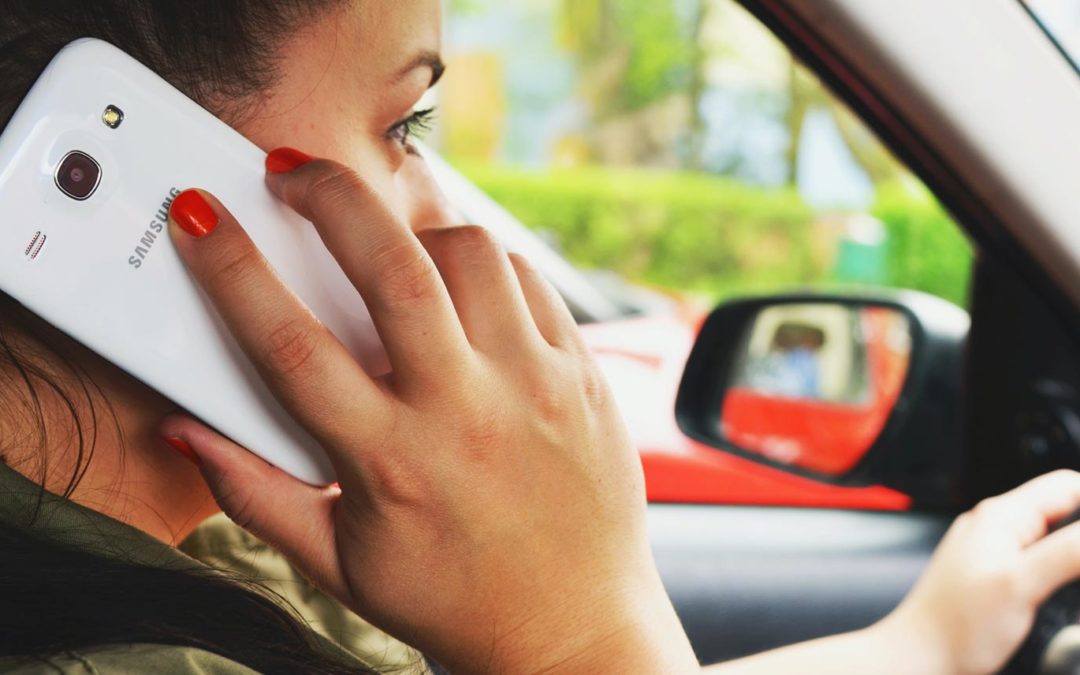 Handy am Steuer kann auch zu Fahrverboten führen