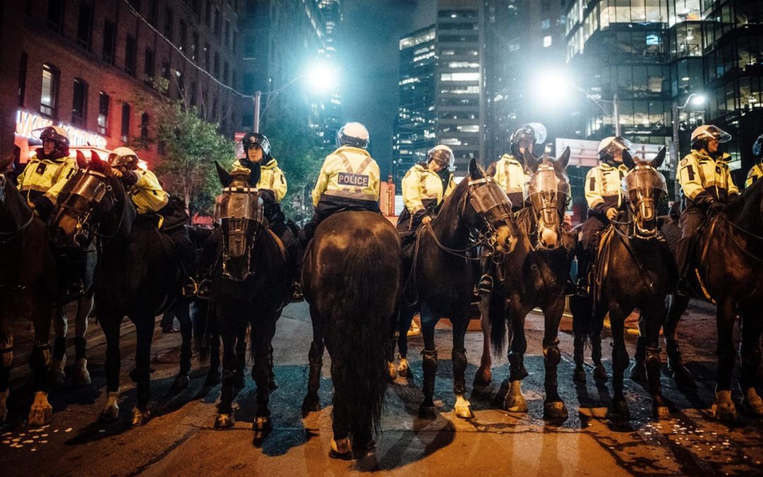 Beleidigung von Polizeibeamten neue Entscheidung des Bundesverfassungsgerichts: Aufdrucke auf der Kleidung sind unter Umständen strafbar